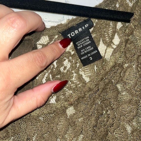 Torrid Olive Green Lace Button Back Short Sleeve Top Plus Size - Picture 2 of 3